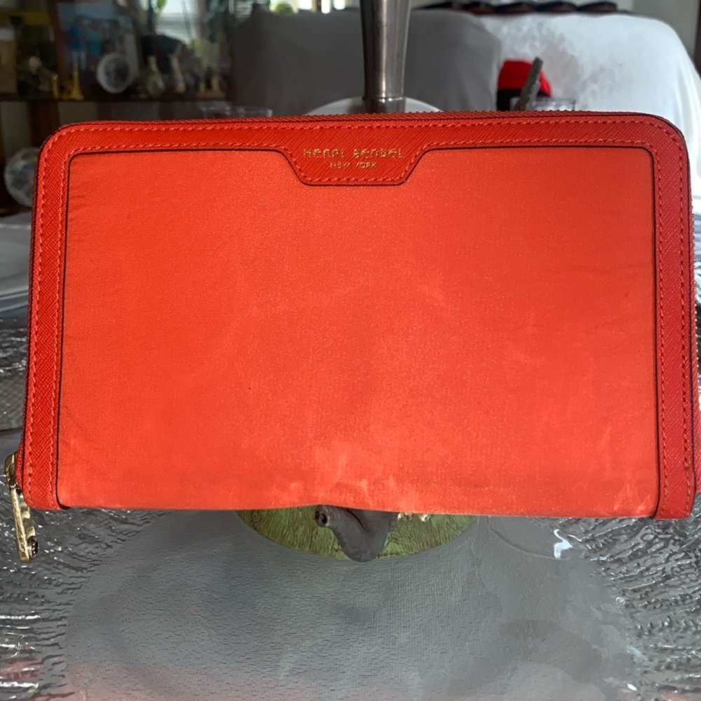 Henri Bendel Zip around wallet! EUC!